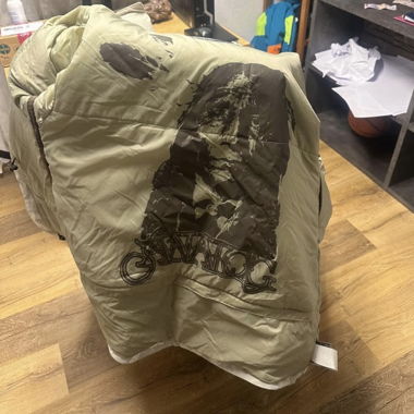 Beige Camouflagejacke mit Aufnähern