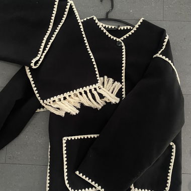 Schwarzer Jacke mit weisser Borte