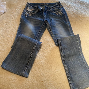 Jeans mit Stickereien 