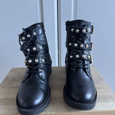 Stiefeletten mit Perlen