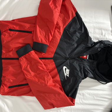 Veste coupe-vent à capuche Nike rouge et noire