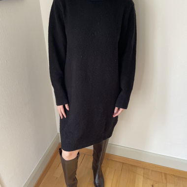 Abito in maglia nero con collo alto