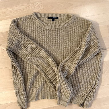 Maglione beige lavorato a maglia con dettaglio cerniera