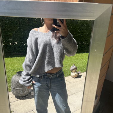Maglione con spalle scoperte e scollo a V