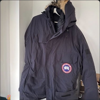 Canada Goose navy blue size L never worn