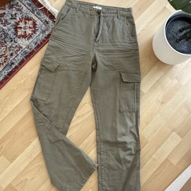 Pantaloni cargo color oliva di STR