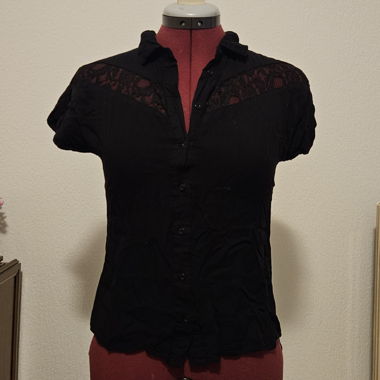 Blouse with lace