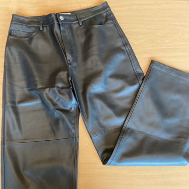 Schwarze Hose aus Kunstleder von Mango