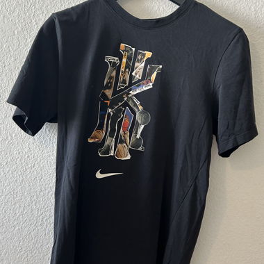 Nike schwarzes Grafik-T-Shirt