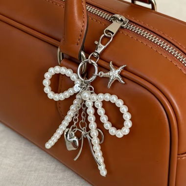 Perlen-Taschenanhaenger mit Schleife