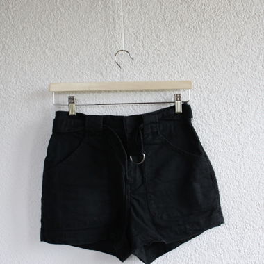 schwarze Short mit Gürtel