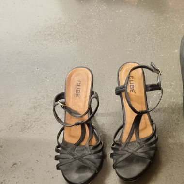 High heels cube