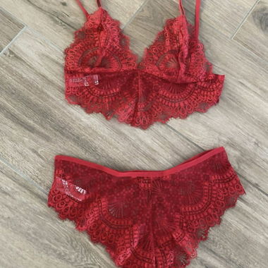 Set di lingerie in pizzo rosso mai indossato, taglia M