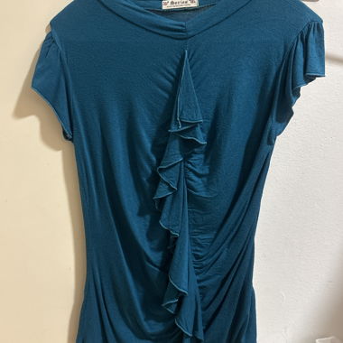 Haut turquoise à volants
