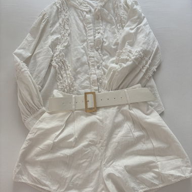 Weisse Bluse mit Rueschen L/M