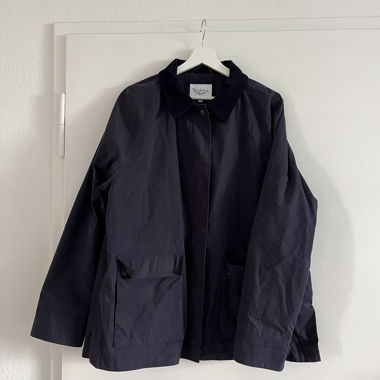 Leichte Navy-Jacke