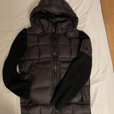Giacca imbottita C.P. Company con maniche in maglia – taglia L