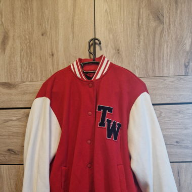 Rote und weisse Teddyjacke