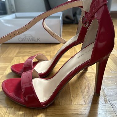 Talons ouverts rouges 