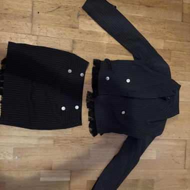 Ensemble à carreaux rayés avec veste et jupe
