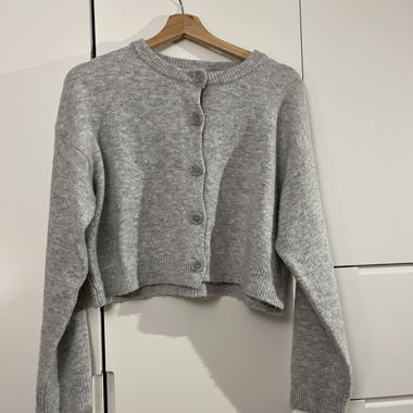 Graue Bershka-Strickjacke