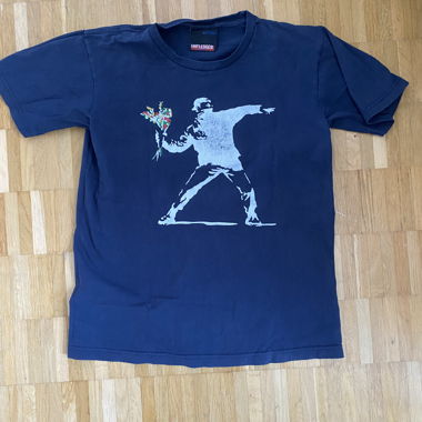 T-shirt Banksy blu