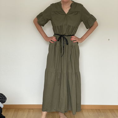 Olivefarbenes Kleid