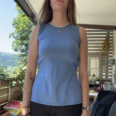 T-shirt scollato sulla schiena