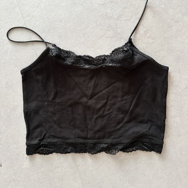 Haut noir en dentelle