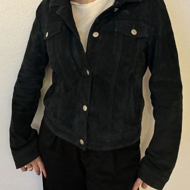 dunkelblaue Wildlederjacke mit Knöpfen