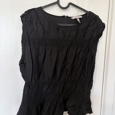 Schwarze ärmellose Rüschenbluse