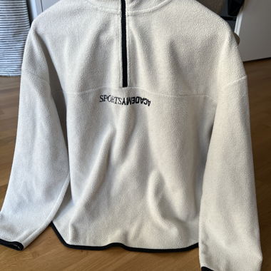 Pull polaire blanc avec demi-fermeture éclair