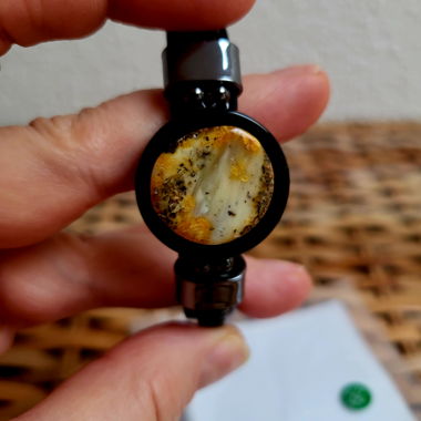Un bracciale unisex.