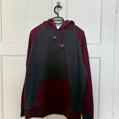 Grau-roter Hoodie Blue Inc.