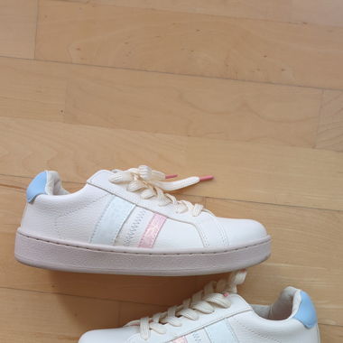 Sneaker (Größe 34)