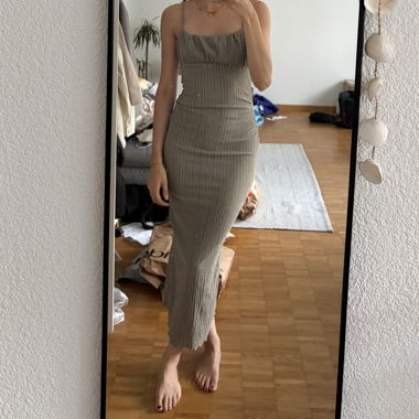 Abito lungo beige plissettato