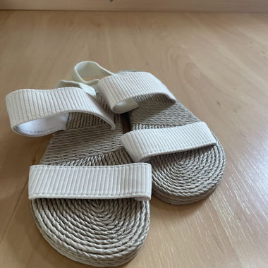 Sandali beige con cinturini in tessuto