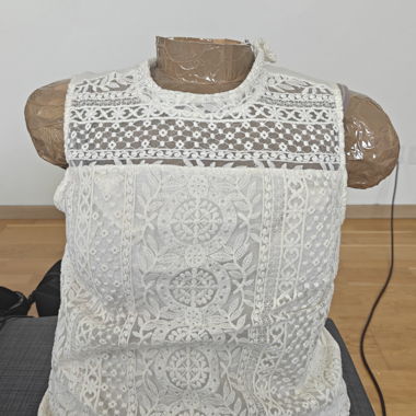 Haut en dentelle blanche