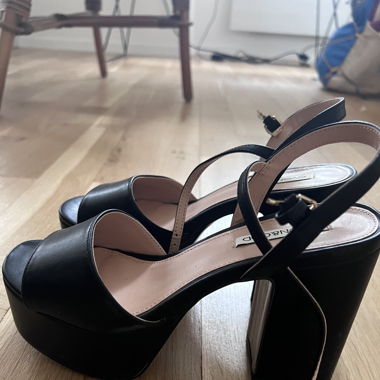 Décolleté nere con plateau mai indossate