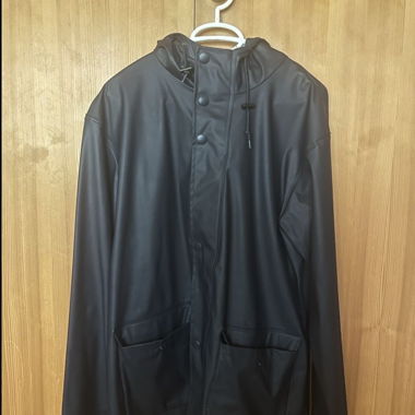 Schwarze wasserdichte Jacke