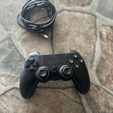 Main de jeux PS4