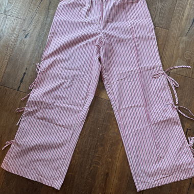 Hose mit weitem Bein und rosa Streifen