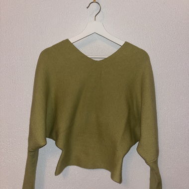 Maglione verde oliva con scollo a V