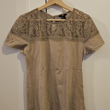 T-shirt beige con pizzo