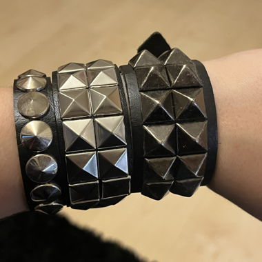 Set di braccialetti punk con borchie nero