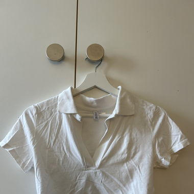 Weisses kragen T-Shirt