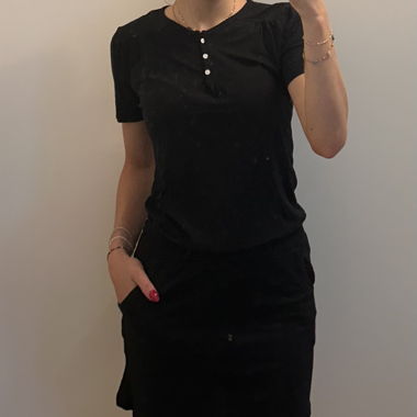 Kleid in schwarz mit Knöpfen