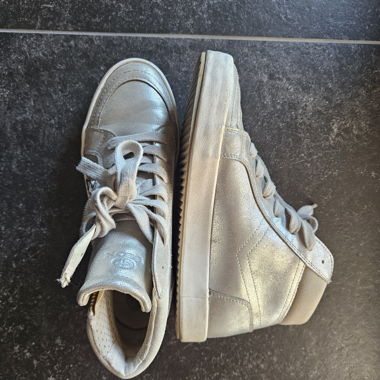 Silberne Schnürstiefel