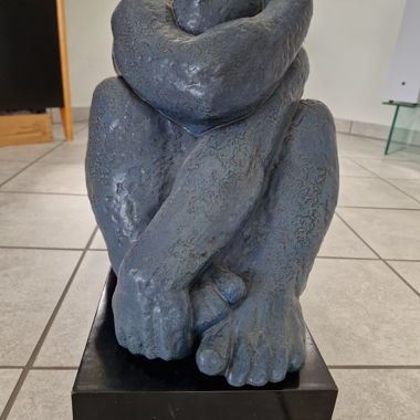Sculpture originale en céramique, bleue, avec certificat et signature d'un artiste espagnol, sur socle en bois noir : 52x24x9