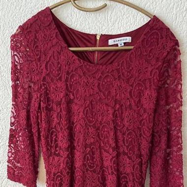 Körperbetontes Spitzenkleid